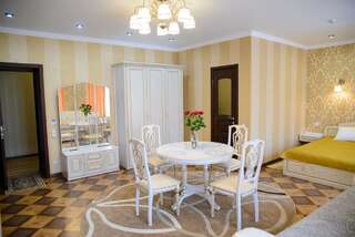 Отель Отель Хижина Петропавловск Двухместный номер с 1 кроватью и гидромассажной ванной-5